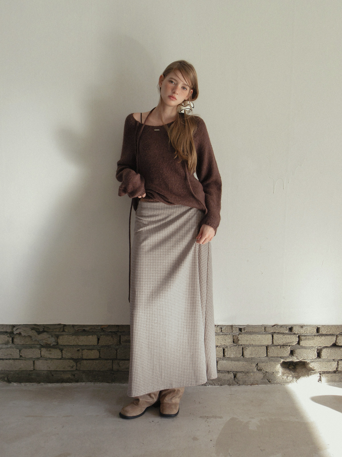 TWEE Muz oversized raglan brushed long sleeve knit (strap set) - Model styling view