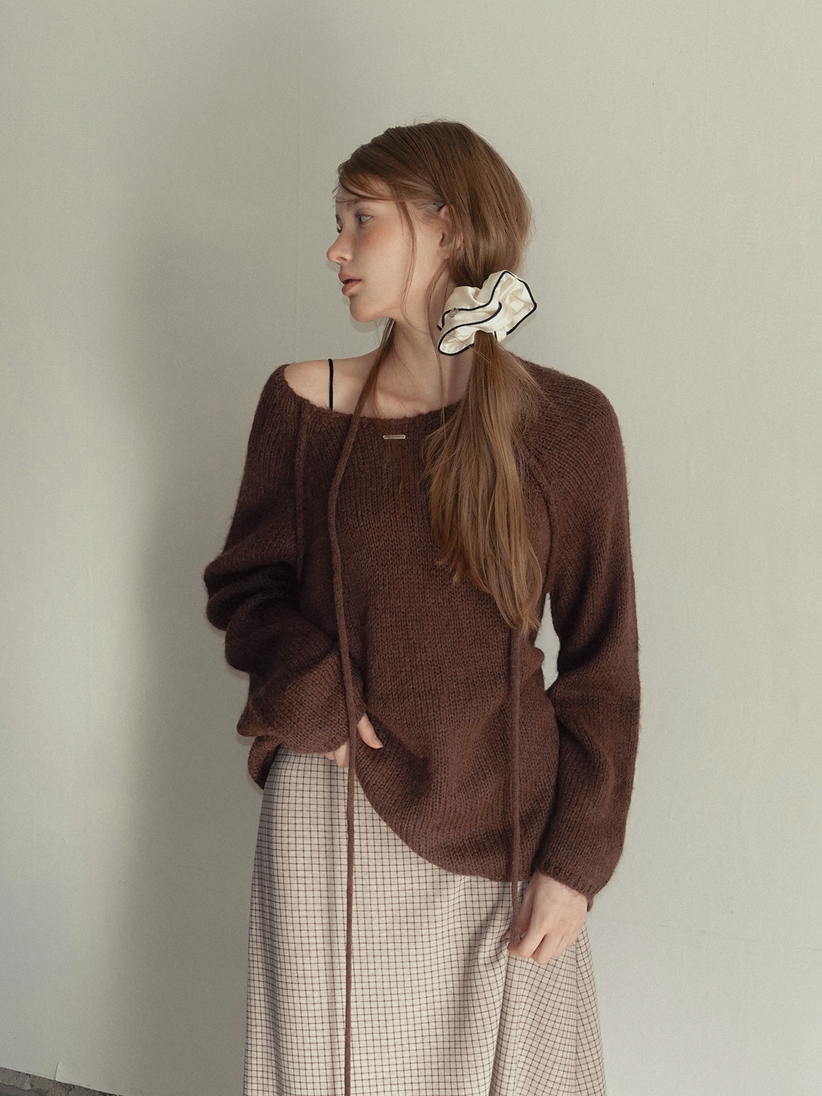 TWEE Muz oversized raglan brushed long sleeve knit (strap set) - Model styling view