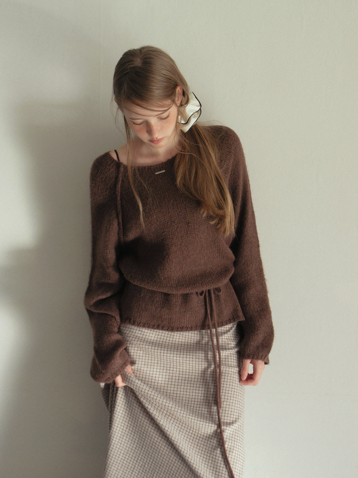 TWEE Muz oversized raglan brushed long sleeve knit (strap set) - Model styling view