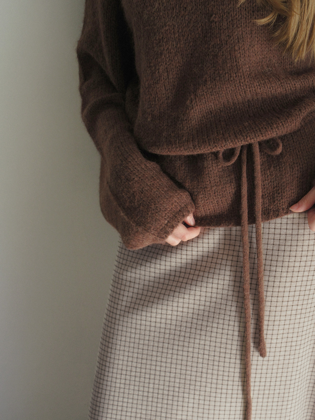 TWEE Muz oversized raglan brushed long sleeve knit (strap set) - Model styling view