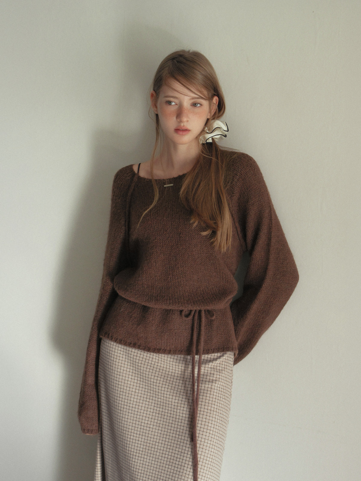 TWEE Muz oversized raglan brushed long sleeve knit (strap set) - Model styling view