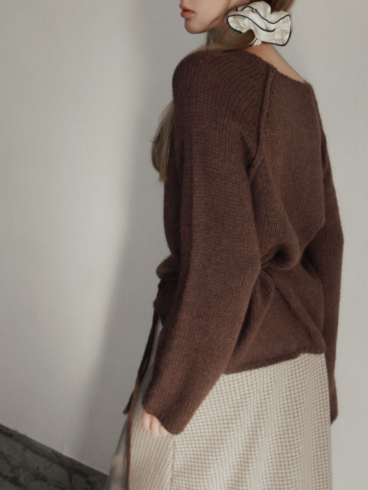 TWEE Muz oversized raglan brushed long sleeve knit (strap set) - Model styling view