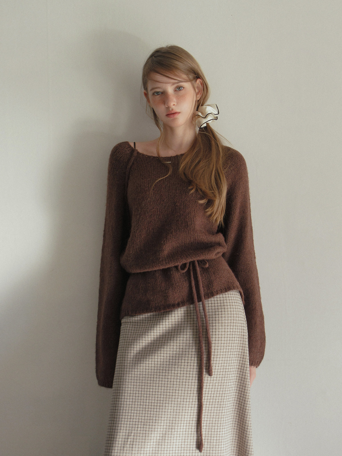 TWEE Muz oversized raglan brushed long sleeve knit (strap set) - Model styling view