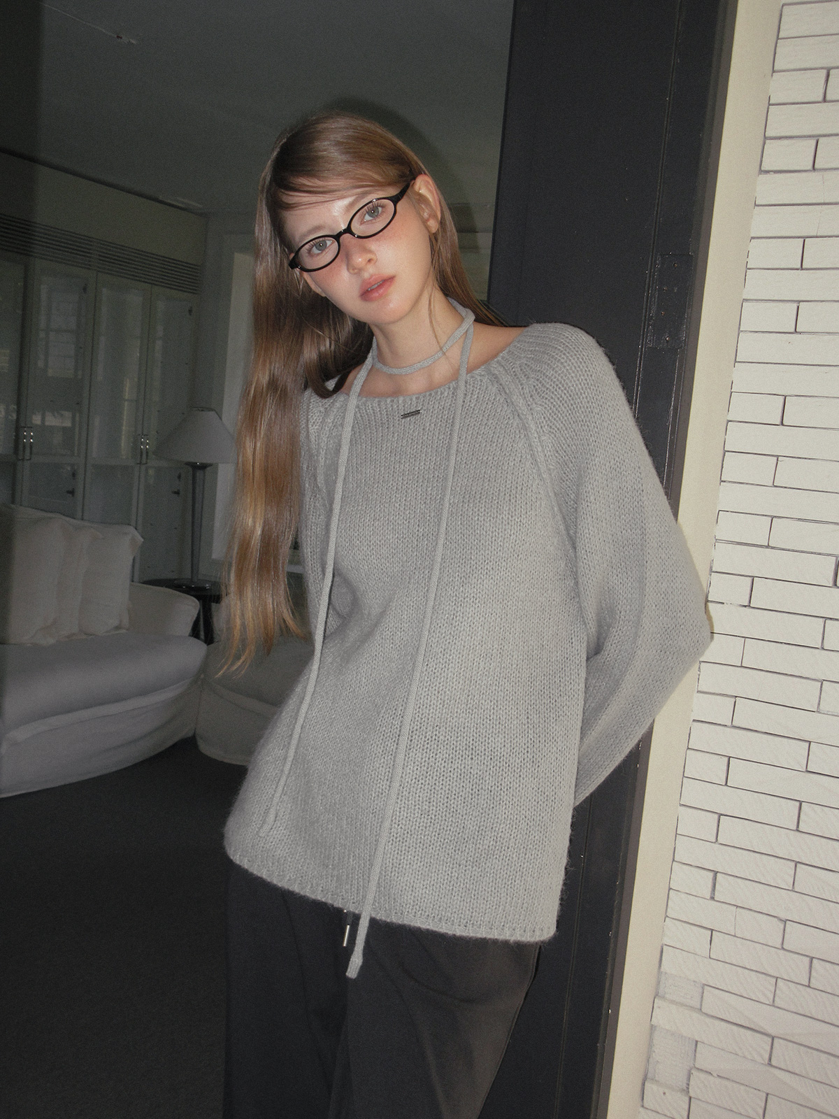 TWEE Muz oversized raglan brushed long sleeve knit (strap set) - Model styling view
