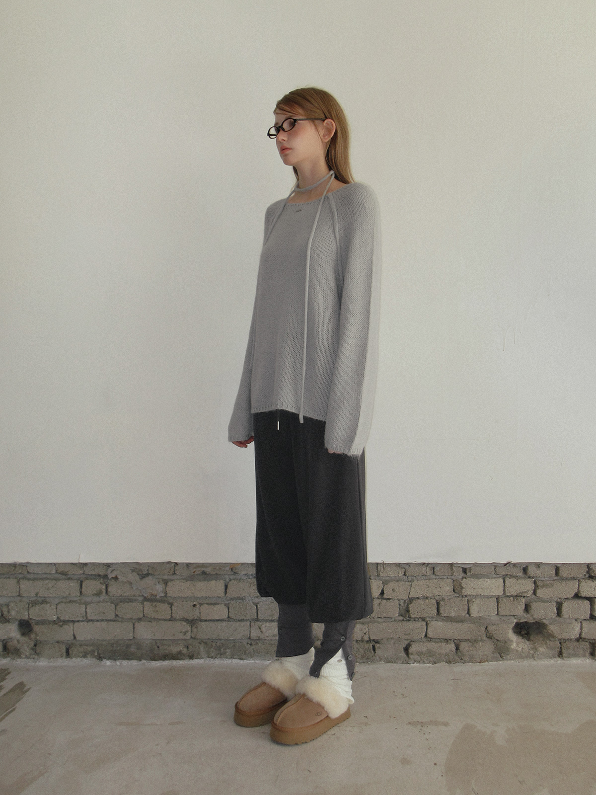 TWEE Muz oversized raglan brushed long sleeve knit (strap set) - Model styling view