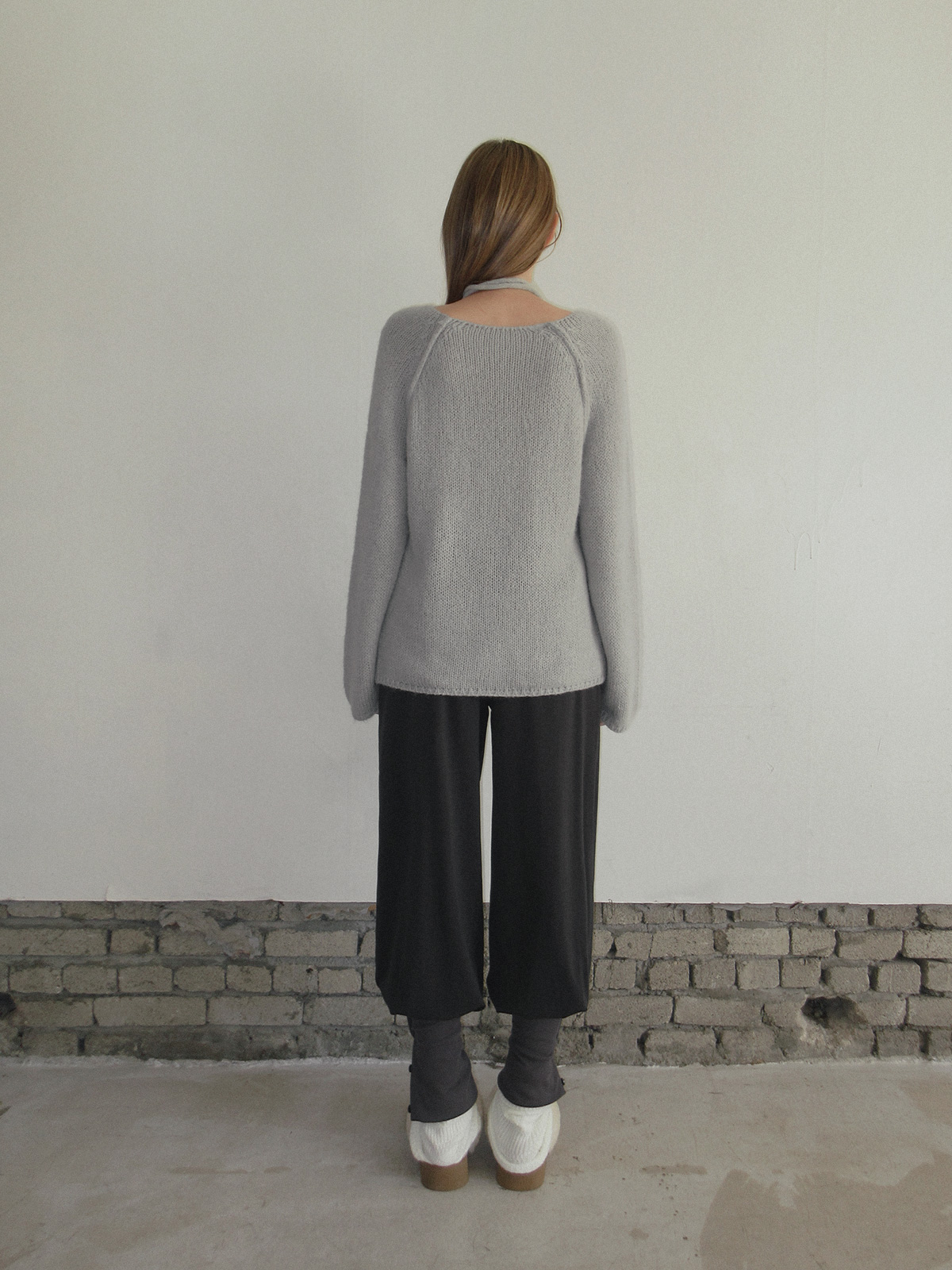 TWEE Muz oversized raglan brushed long sleeve knit (strap set) - Model styling view