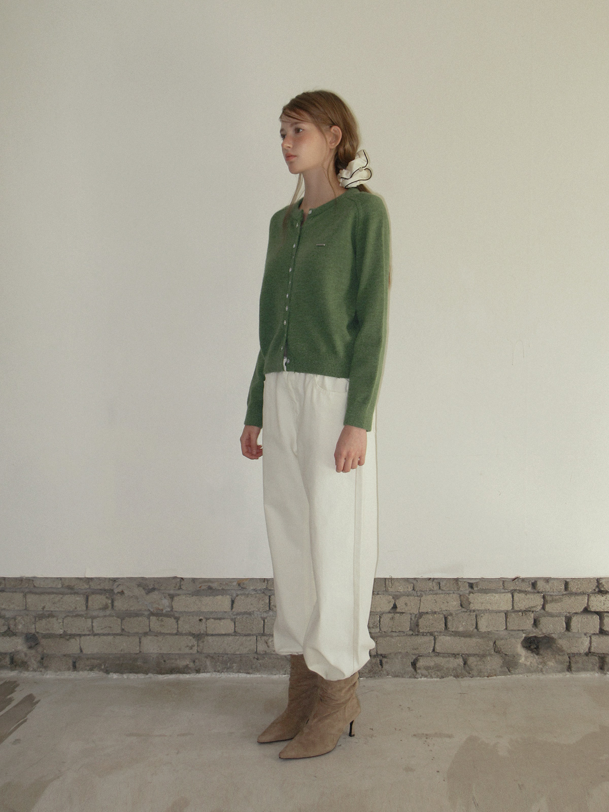 TWEE Ble round neck basic knit long sleeve cardigan - Fit and silhouette view