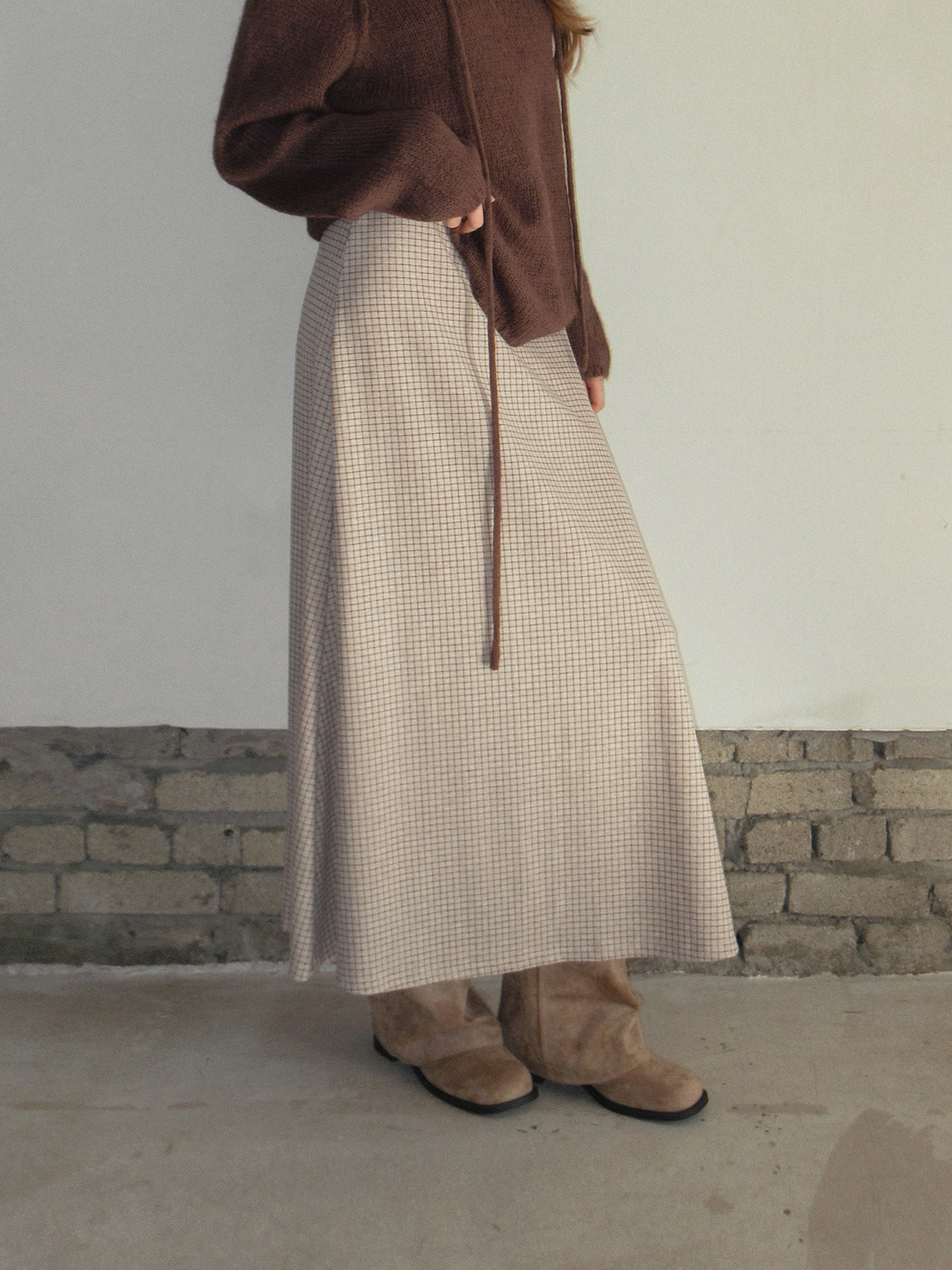 TWEE Pose check banding long skirt - Model styling view