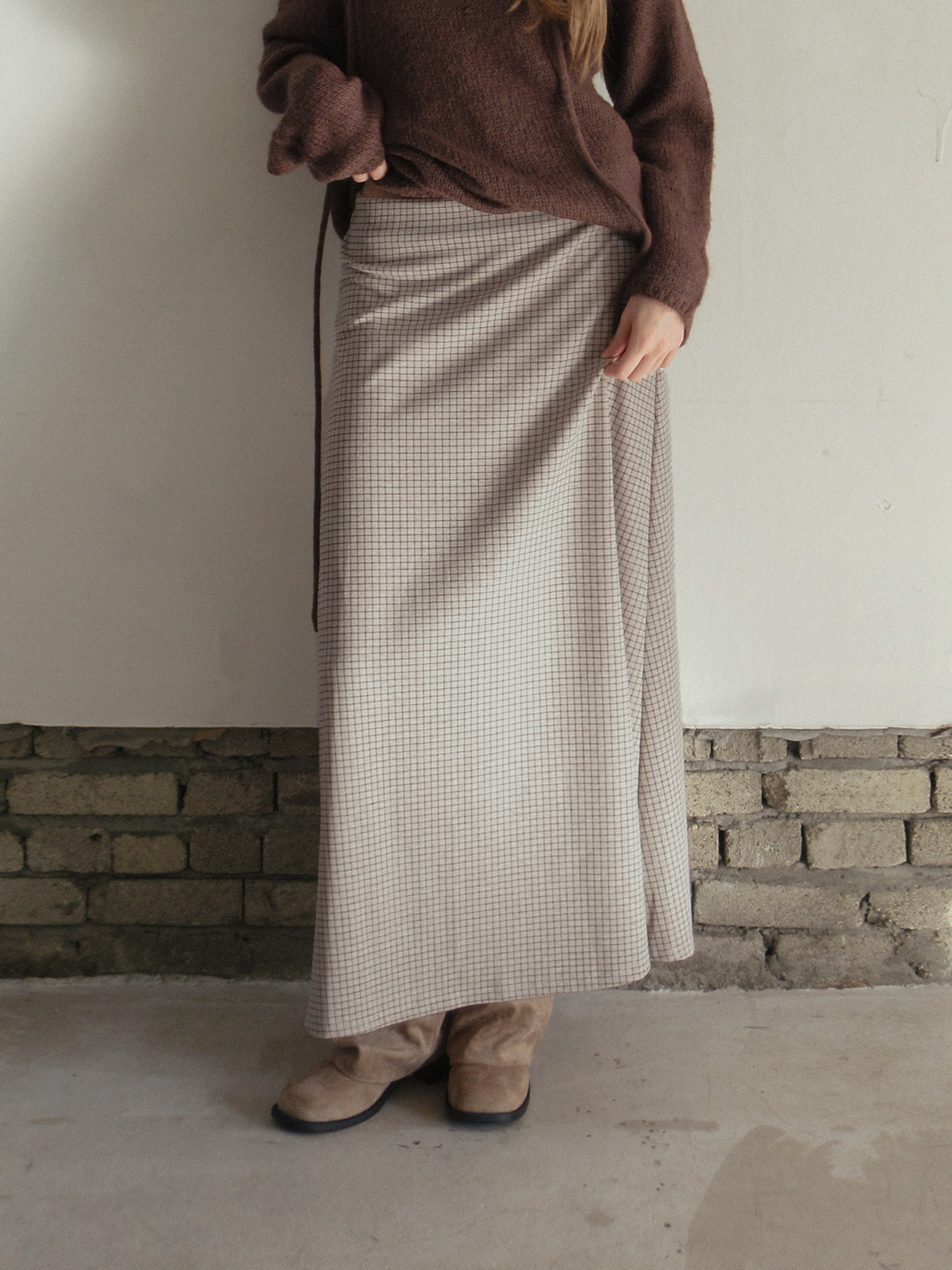 TWEE Pose check banding long skirt - Model styling view
