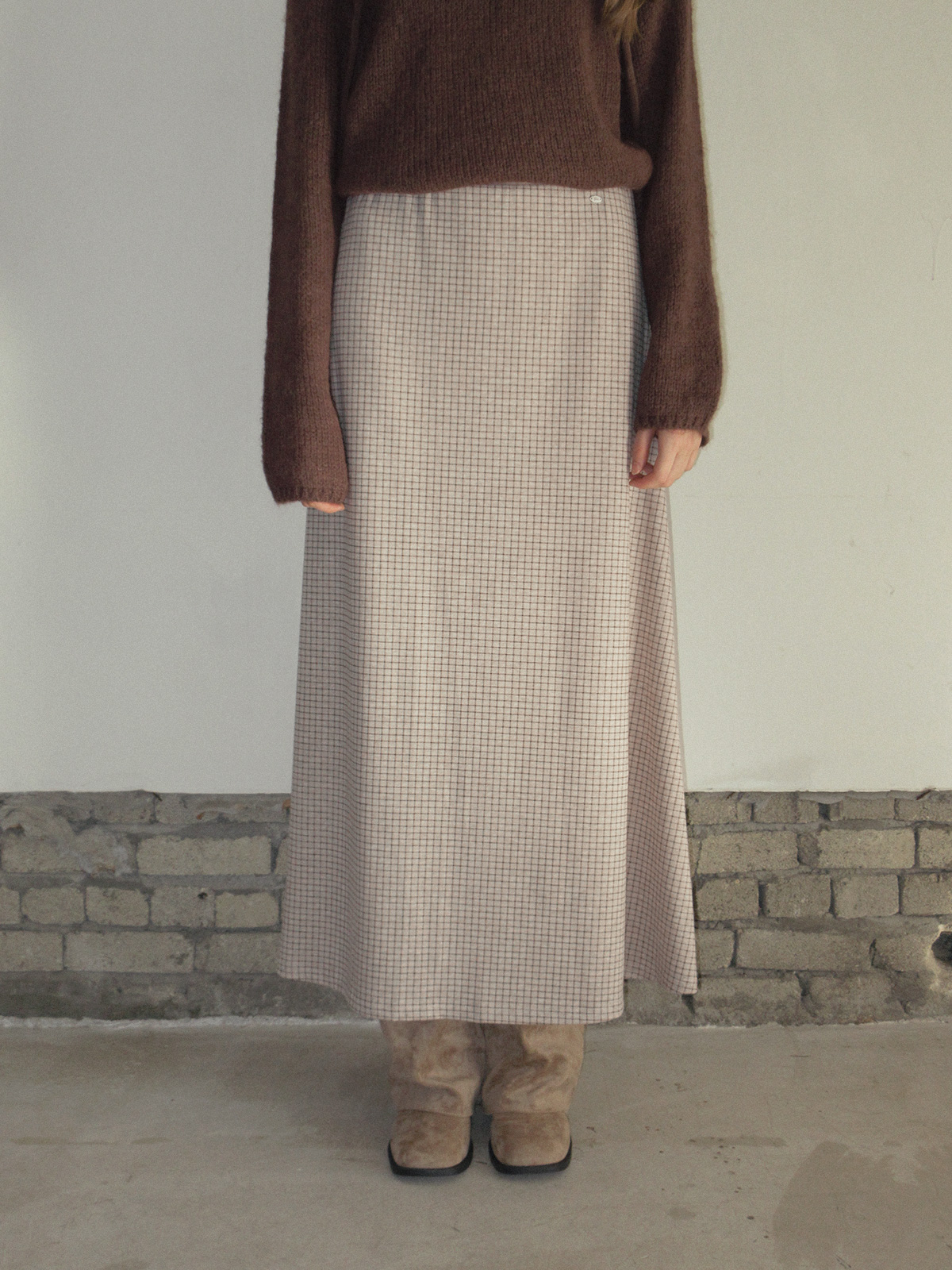 TWEE Pose check banding long skirt - Model styling view