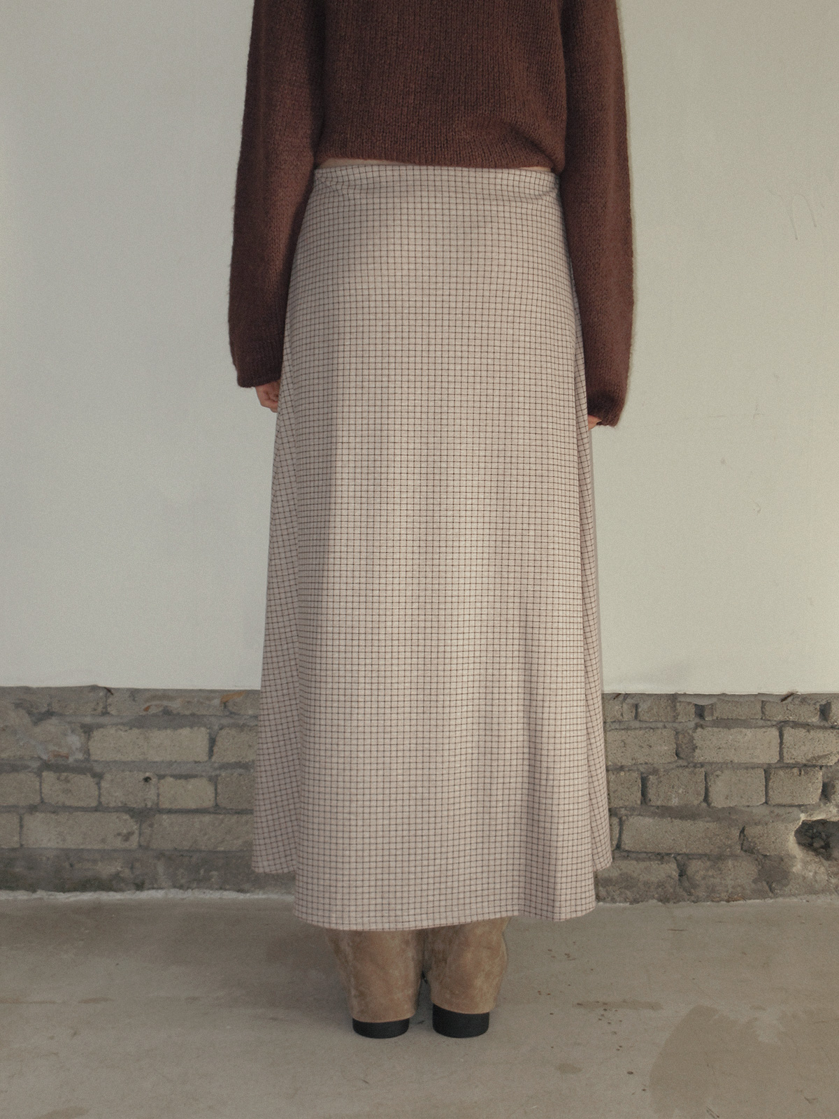 TWEE Pose check banding long skirt - Model styling view