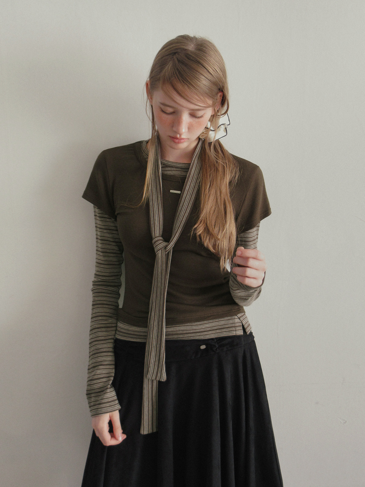 TWEE Solen stripe layered long sleeve T-shirt (strap set) - Model styling view