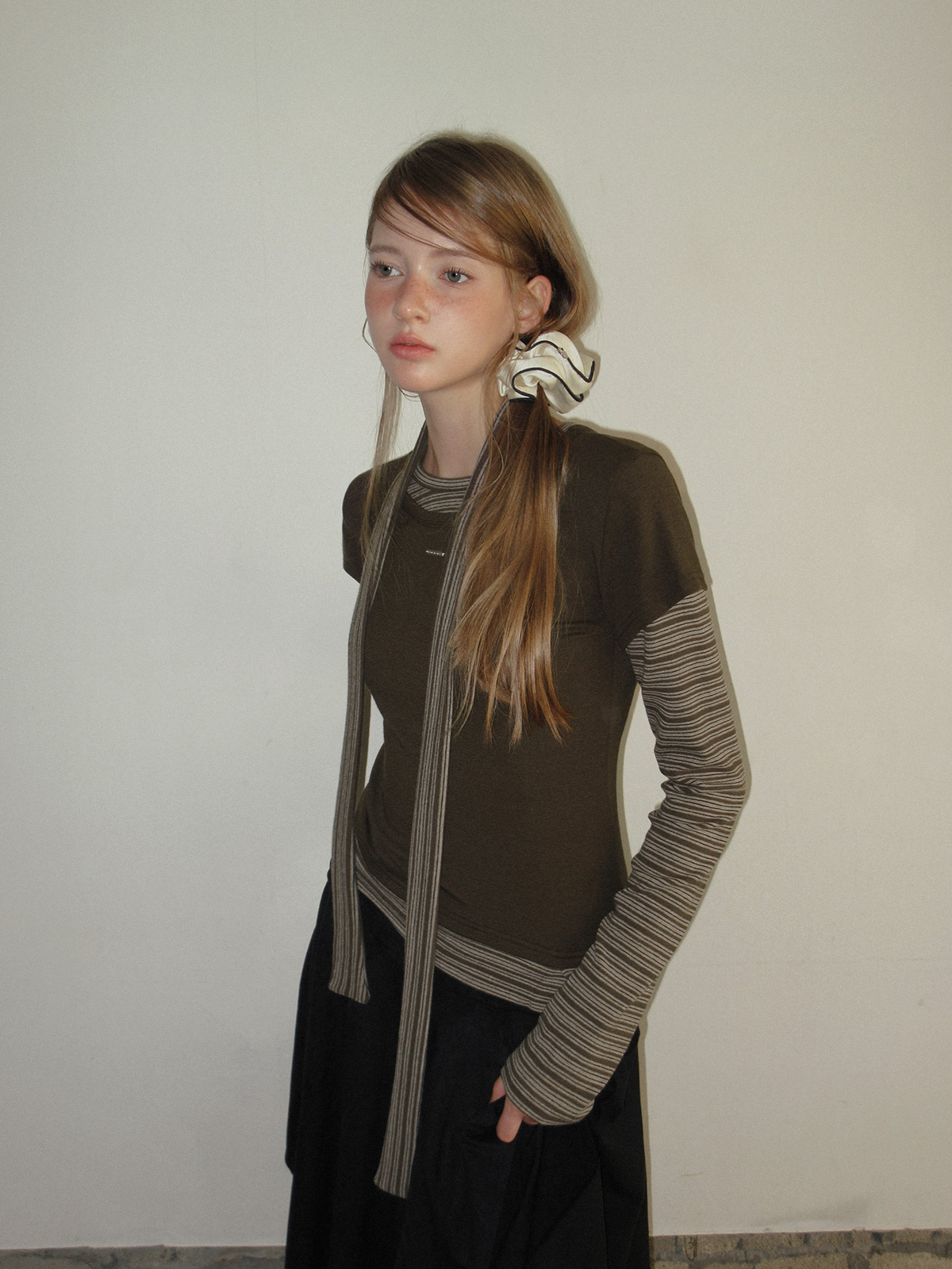 TWEE Solen stripe layered long sleeve T-shirt (strap set) - Model styling view