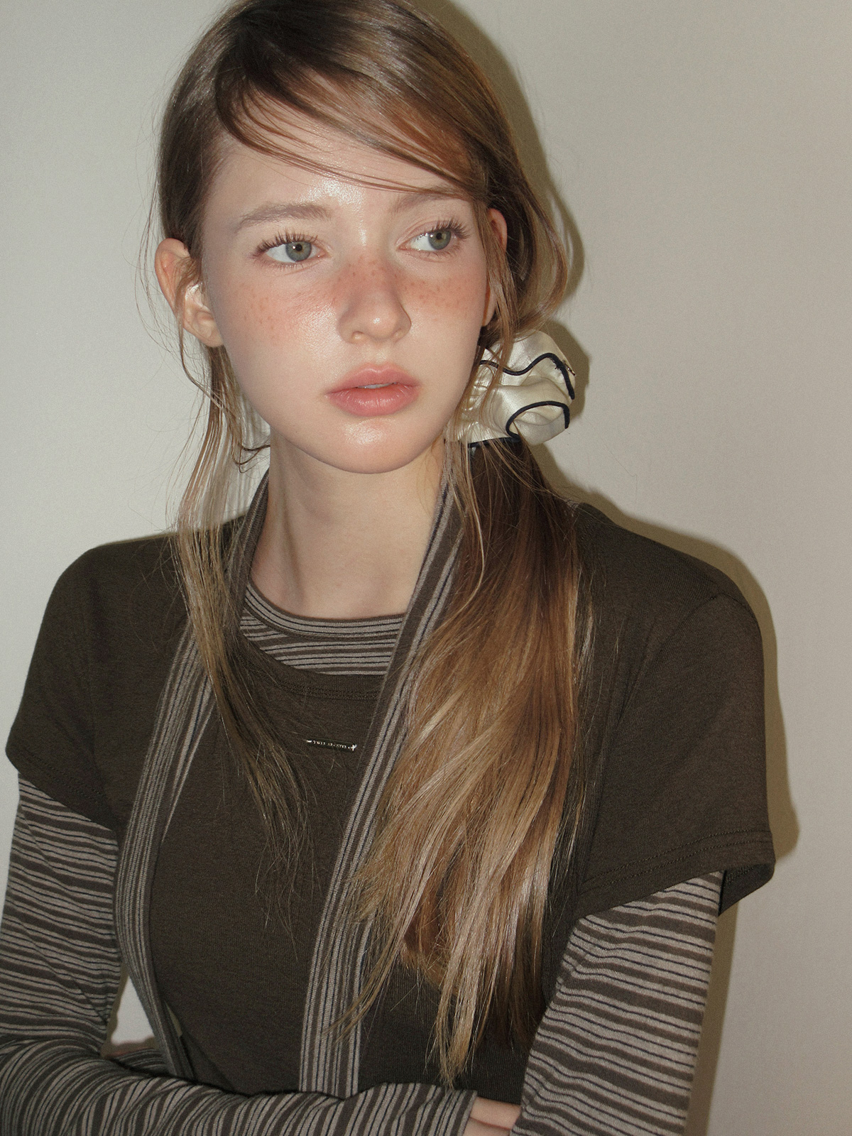 TWEE Solen stripe layered long sleeve T-shirt (strap set) - Model styling view