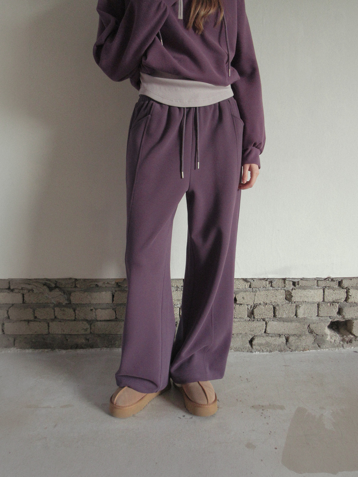 TWEE Med panel banding long sweatpants - Model styling view