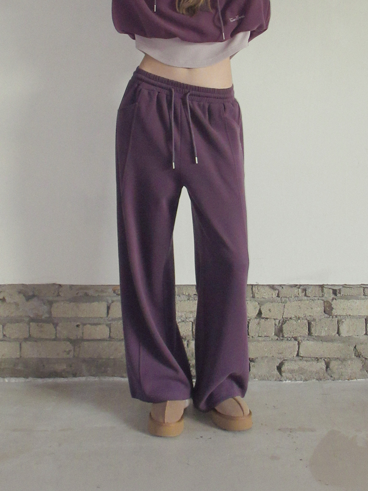 TWEE Med panel banding long sweatpants - Model styling view