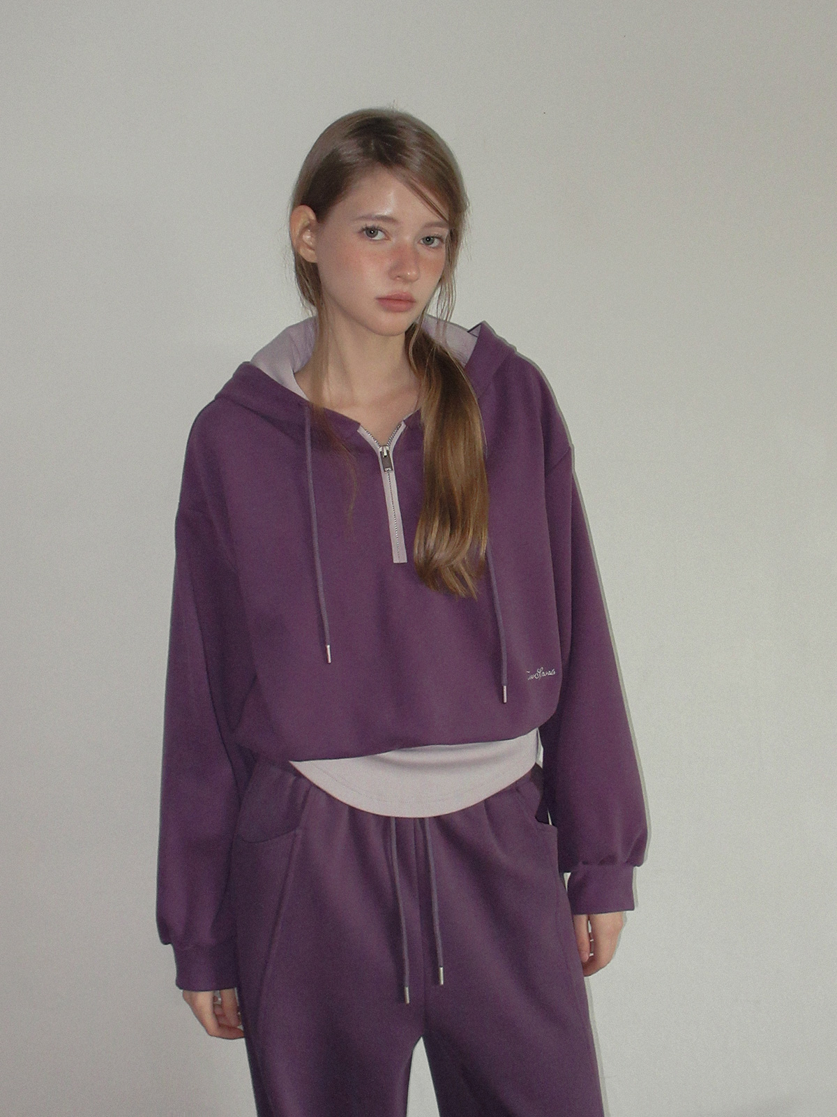 TWEE Med panel banding long sweatpants - Model styling view