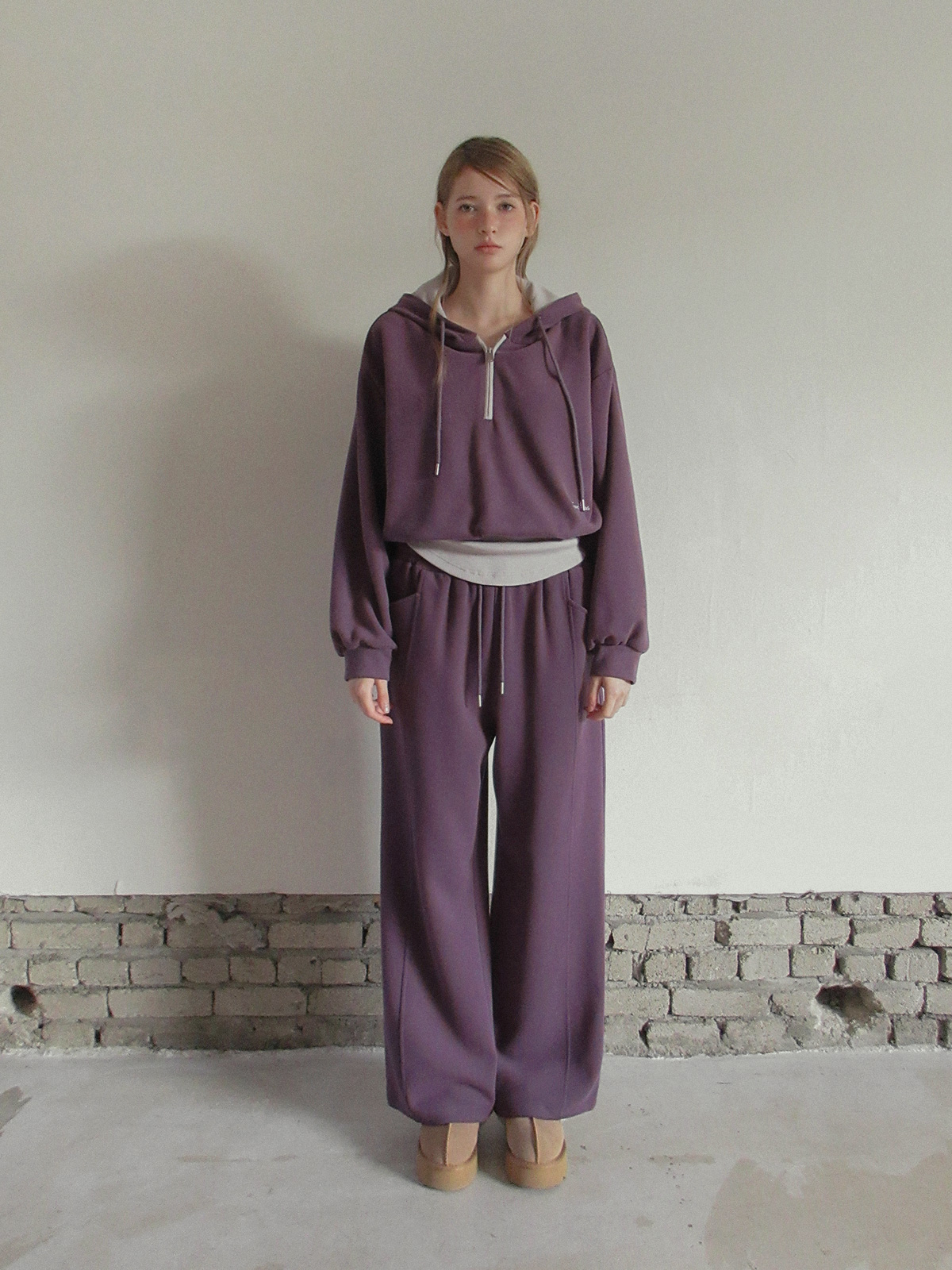 TWEE Med panel banding long sweatpants - Model styling view
