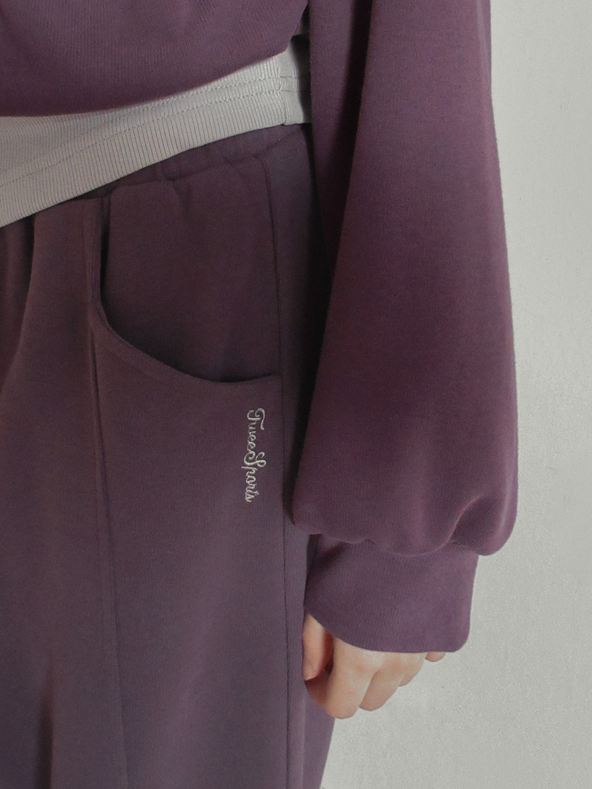 TWEE Med panel banding long sweatpants - Model styling view