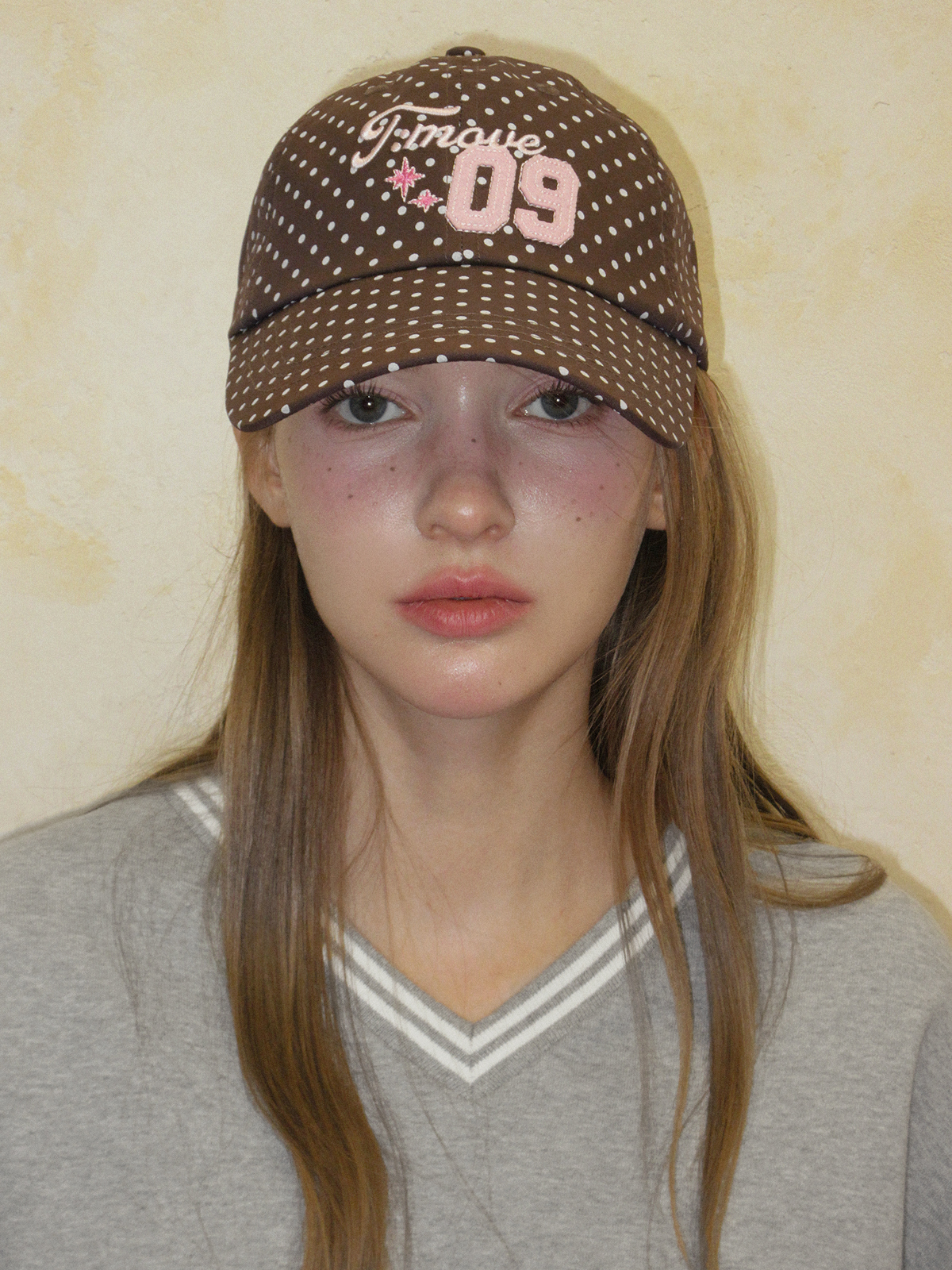 TWEE Teton dot move lettering ball cap - Model styling view