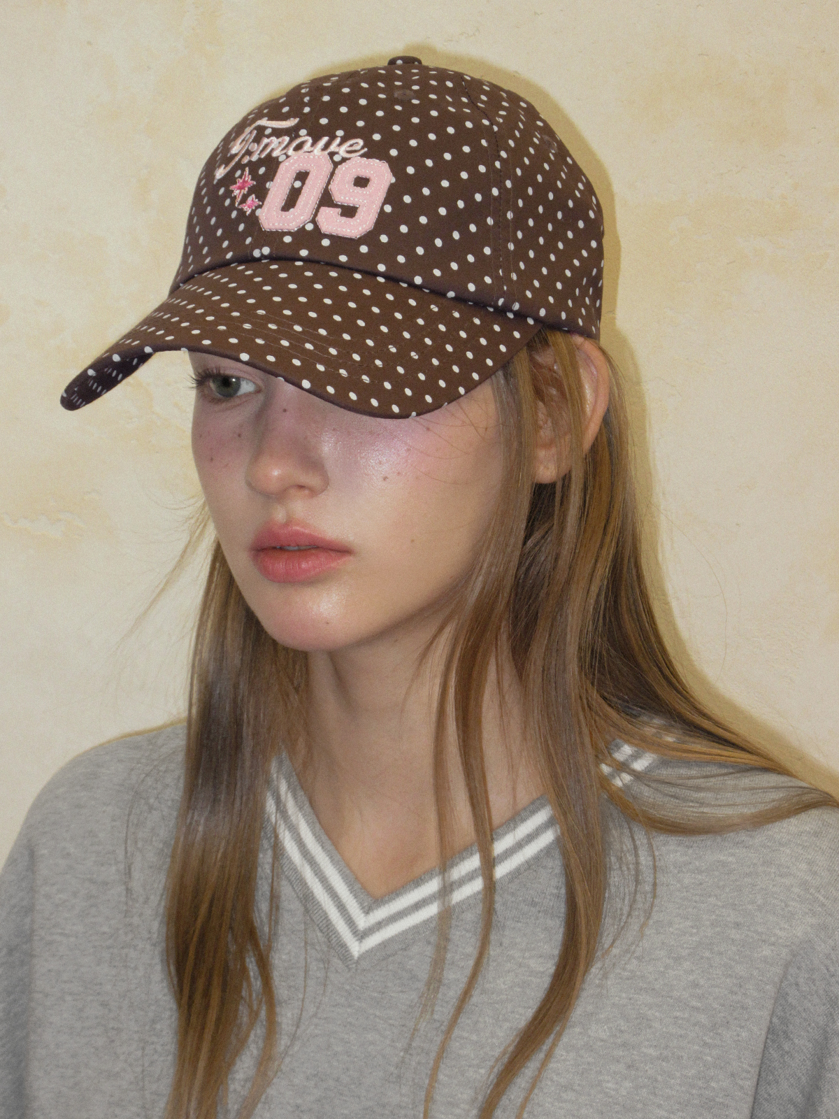 TWEE Teton dot move lettering ball cap - Model styling view