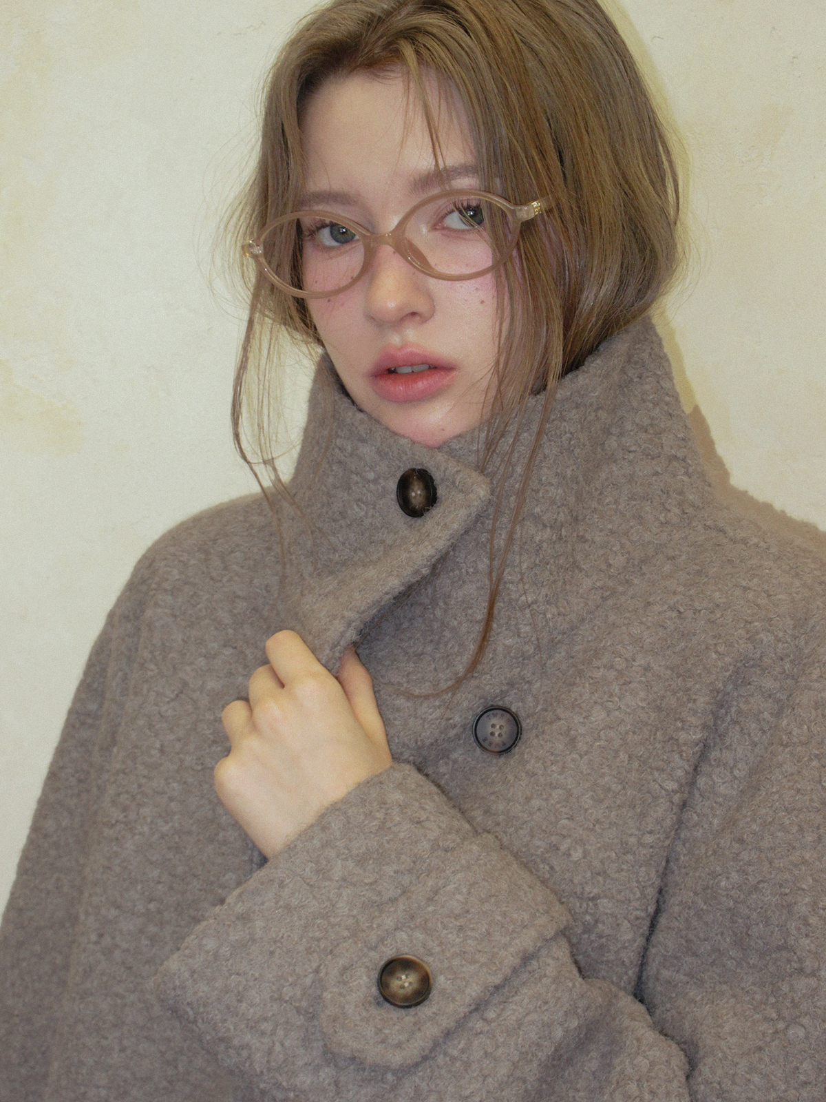 TWEE Obins boucle half coat (strap set) - Model styling view