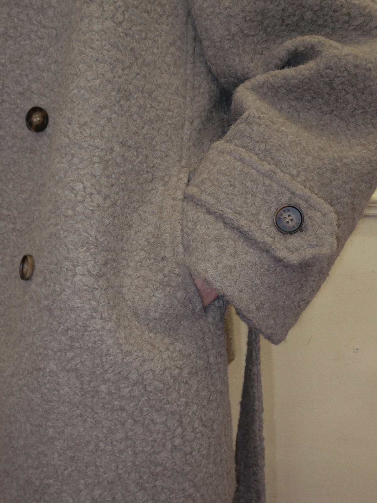 TWEE Obins boucle half coat (strap set) - Model styling view