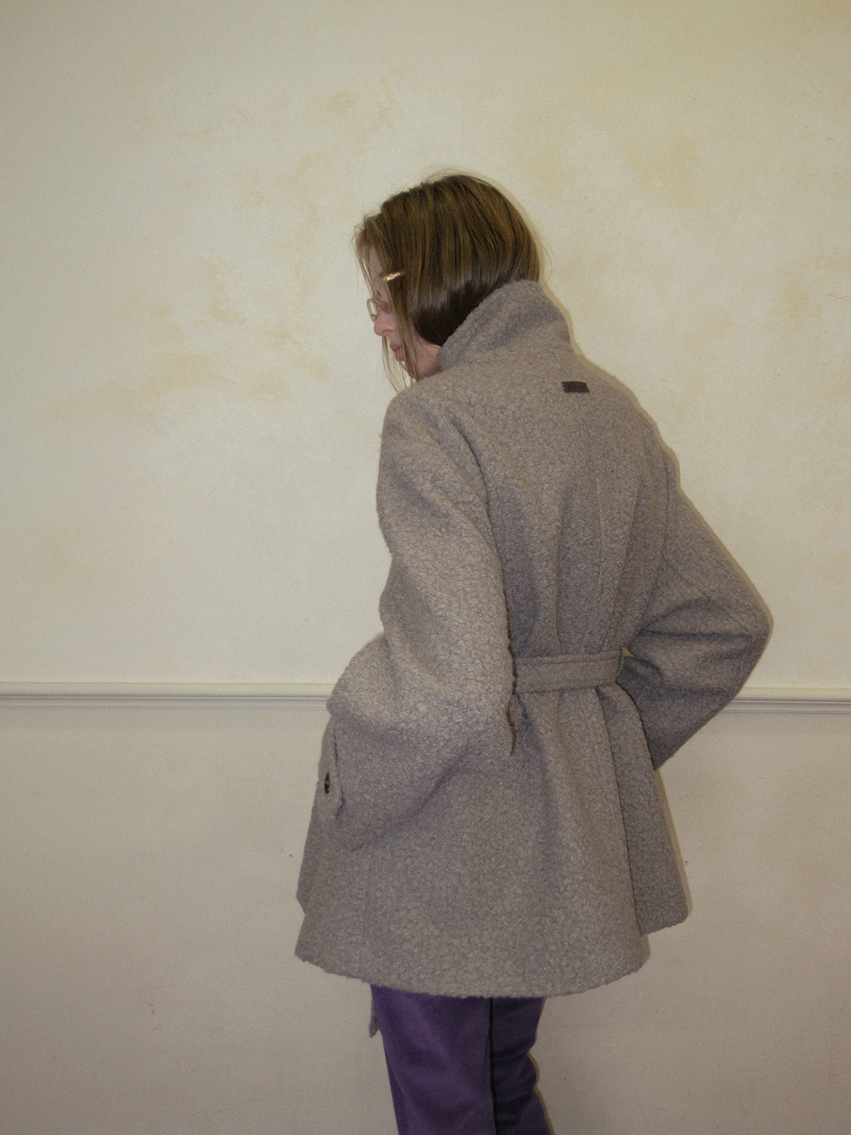 TWEE Obins boucle half coat (strap set) - Model styling view
