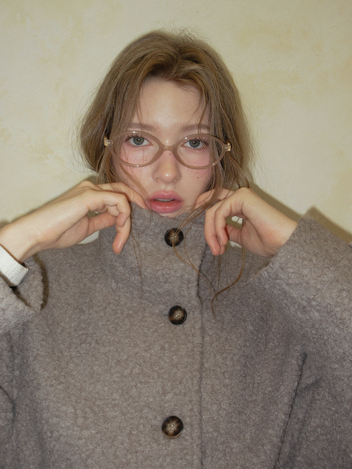 TWEE Obins boucle half coat (strap set) - Model styling view