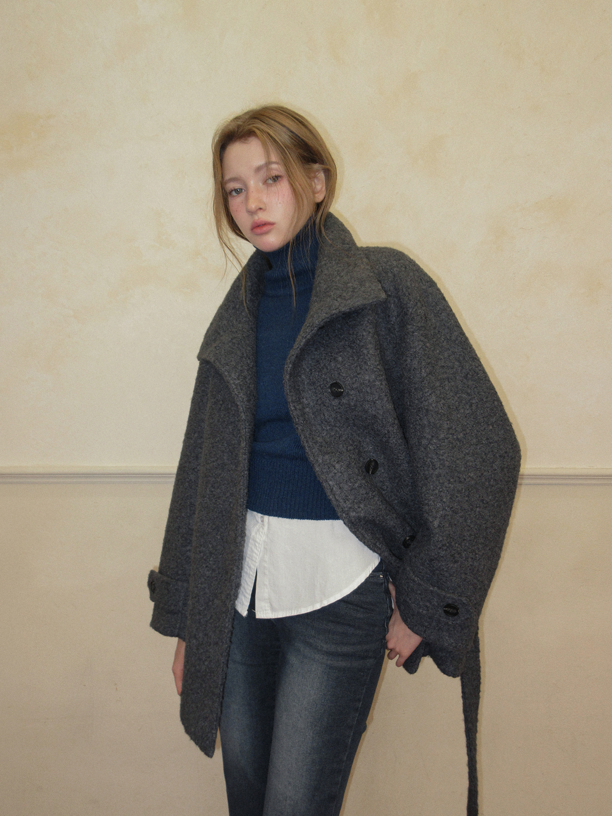 TWEE Obins boucle half coat (strap set) - Model styling view