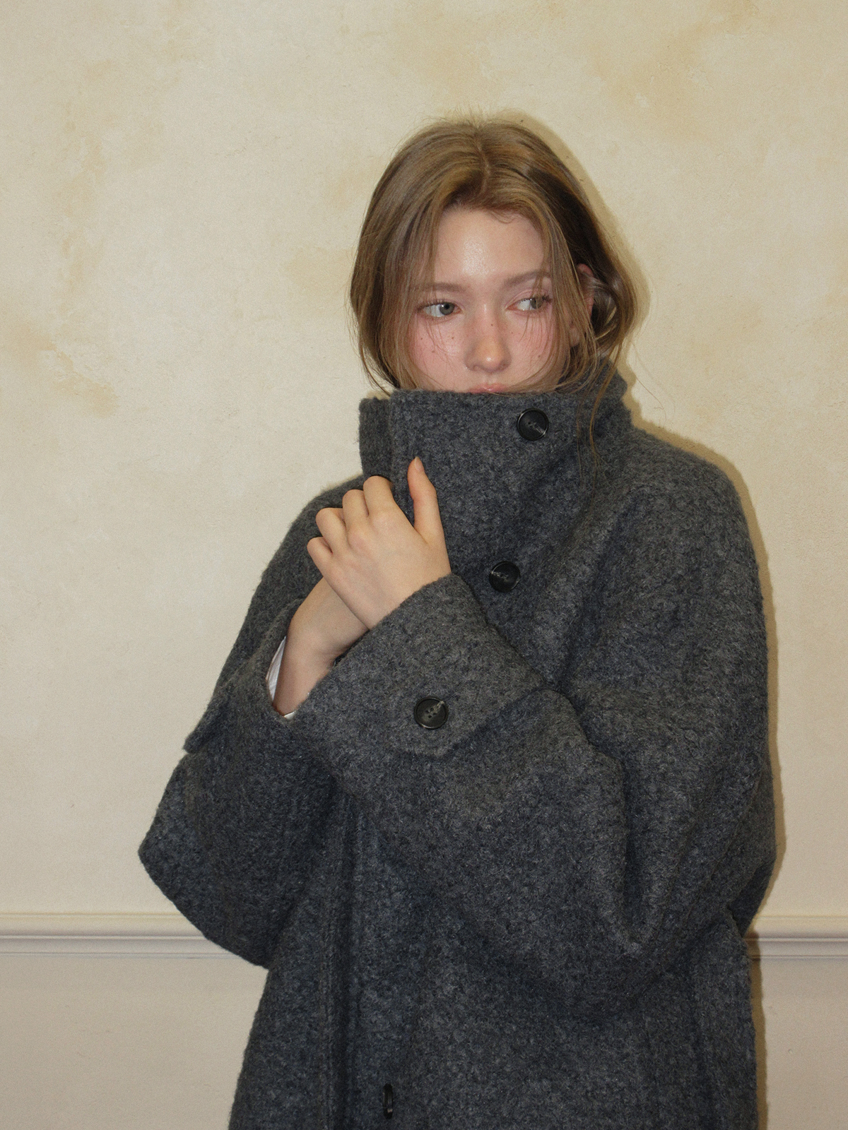 TWEE Obins boucle half coat (strap set) - Model styling view