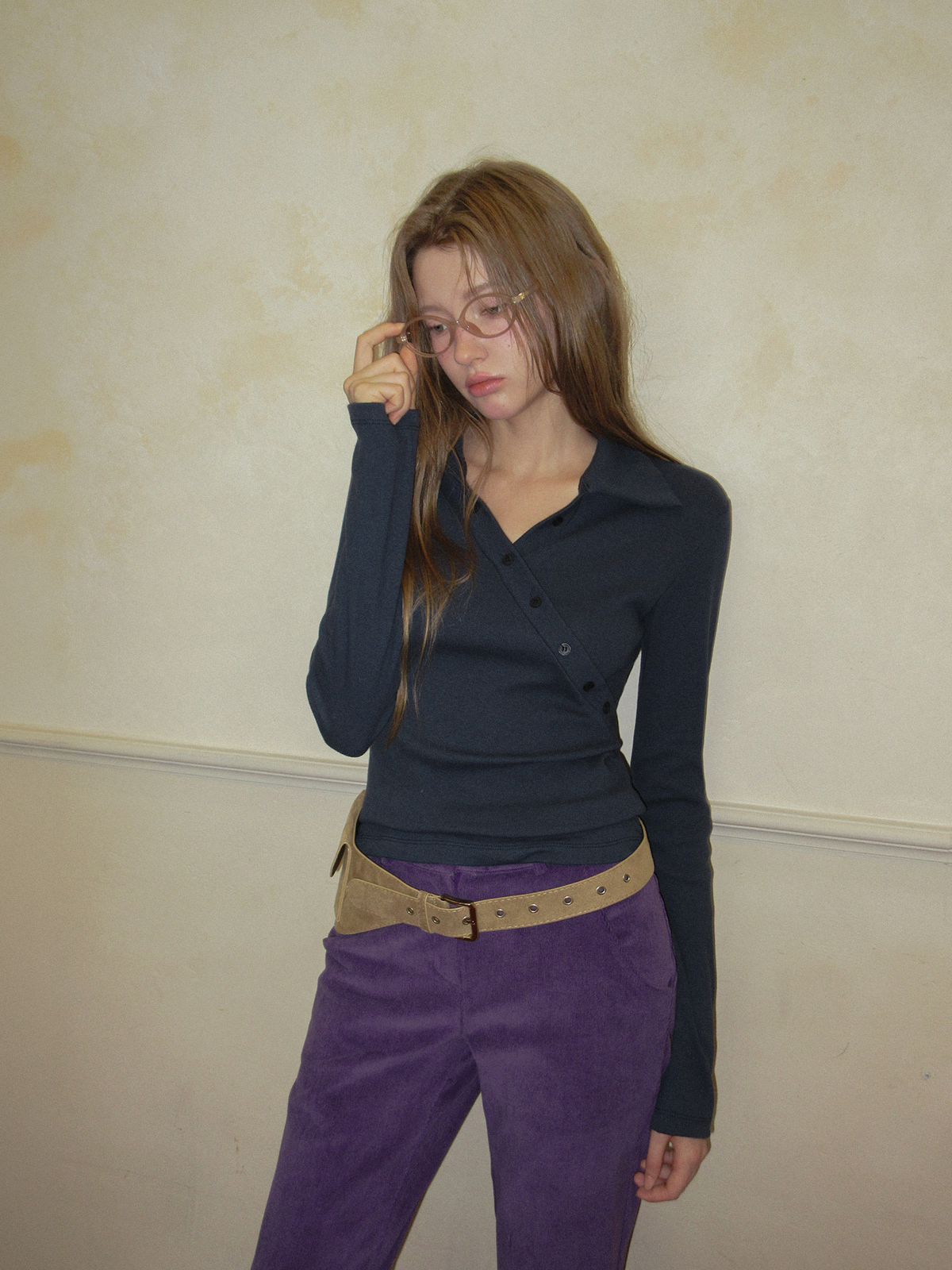 TWEE Normal diagonal button collar long sleeve T-shirt - Model styling view