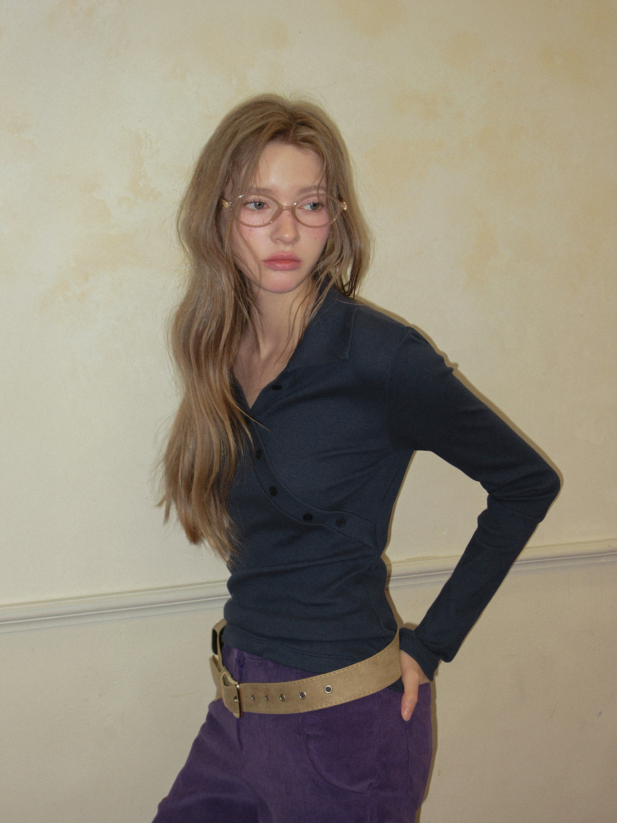 TWEE Normal diagonal button collar long sleeve T-shirt - Model styling view