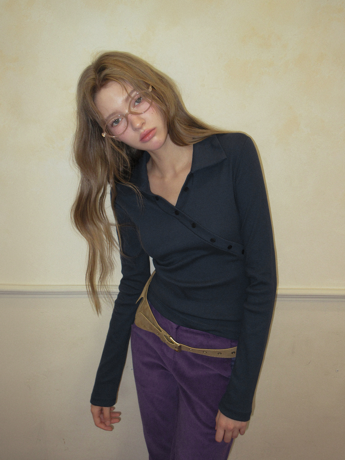 TWEE Normal diagonal button collar long sleeve T-shirt - Model styling view