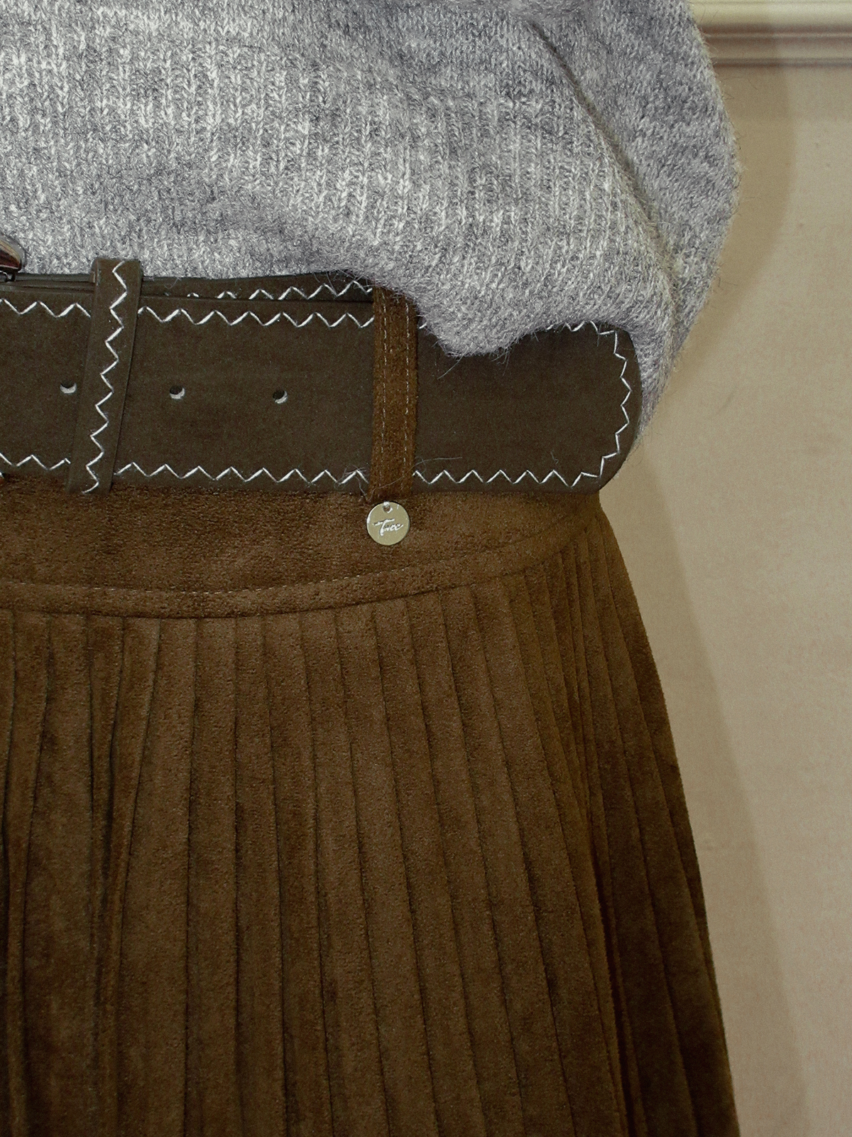 TWEE Tonel suede pleated mini skirt (belt set) - Model styling view