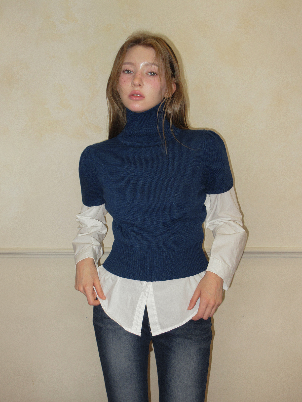 TWEE Det puff turtleneck short sleeve knit - Model styling view