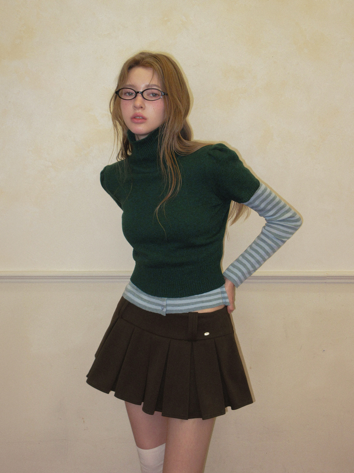 TWEE Det puff turtleneck short sleeve knit - Model styling view