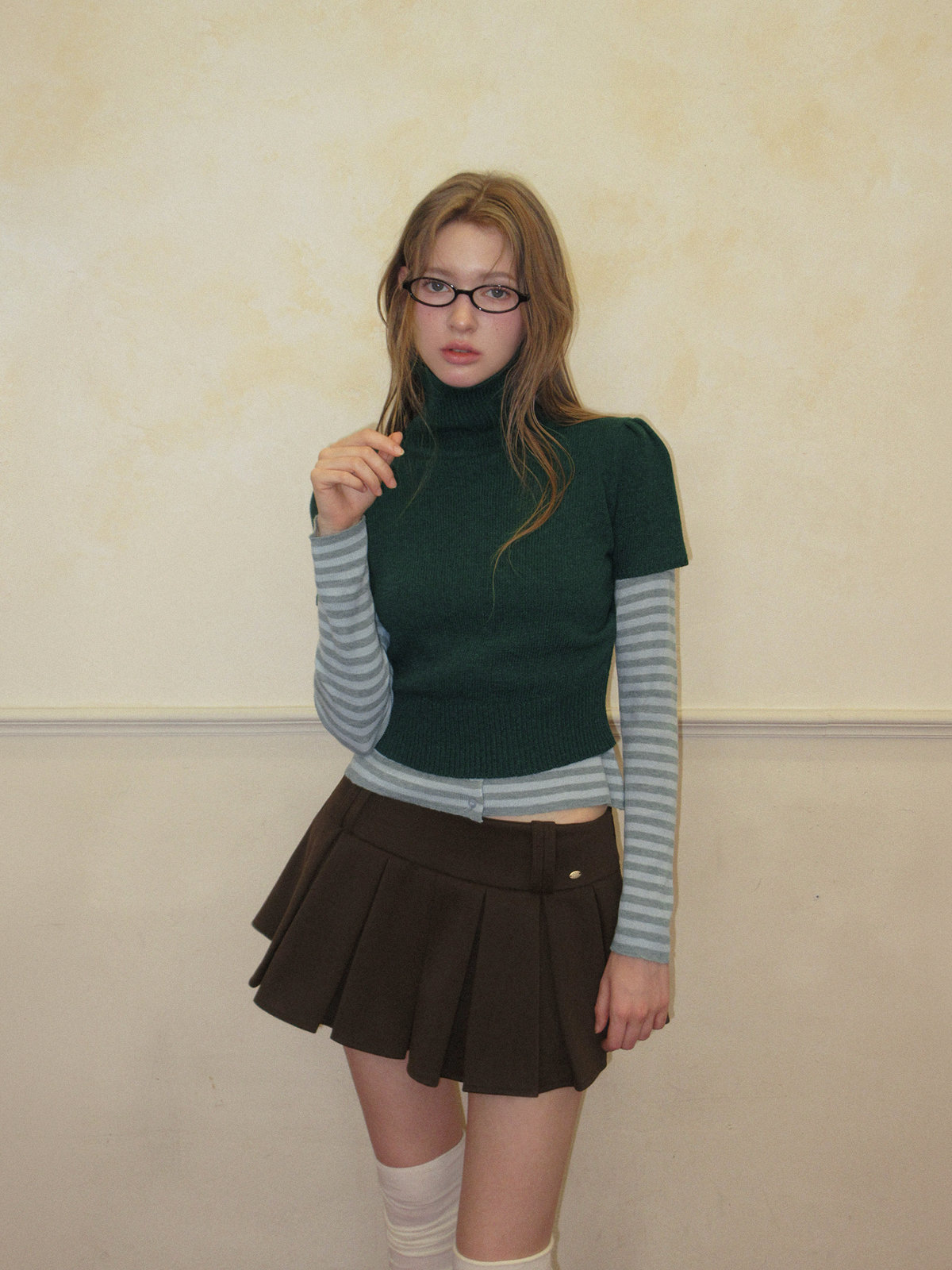TWEE Det puff turtleneck short sleeve knit - Model styling view