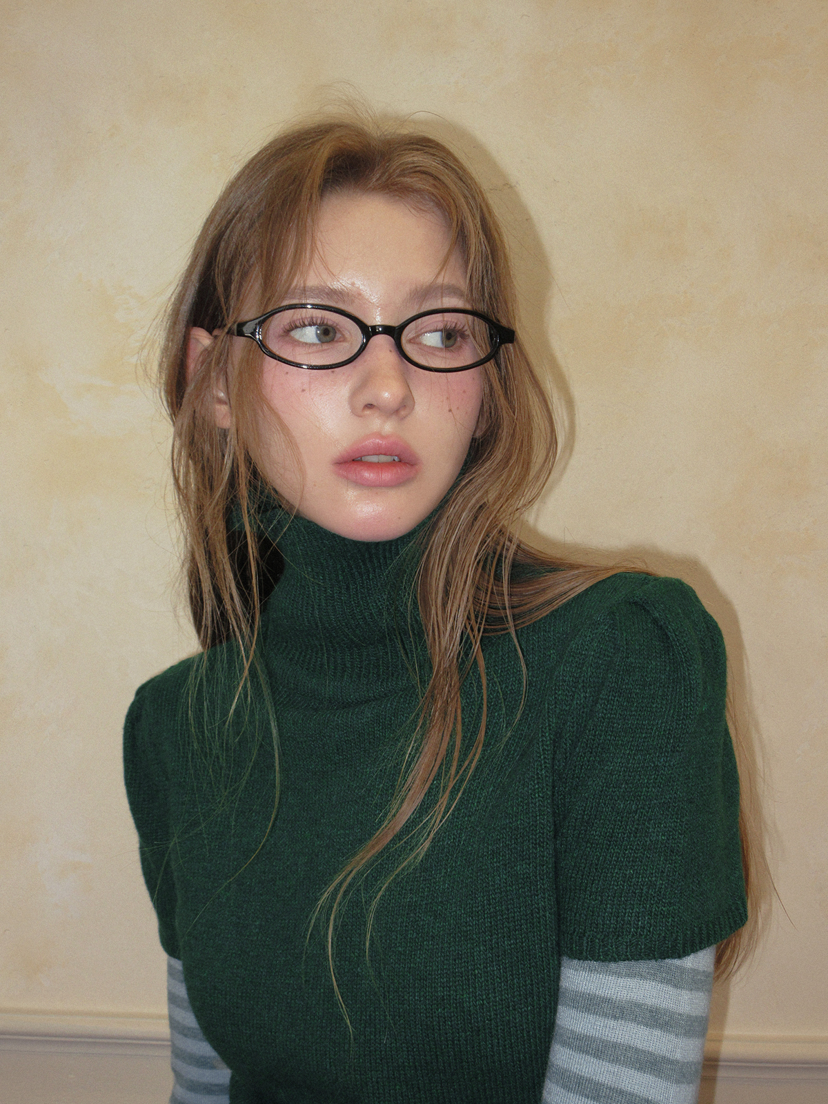 TWEE Det puff turtleneck short sleeve knit - Model styling view