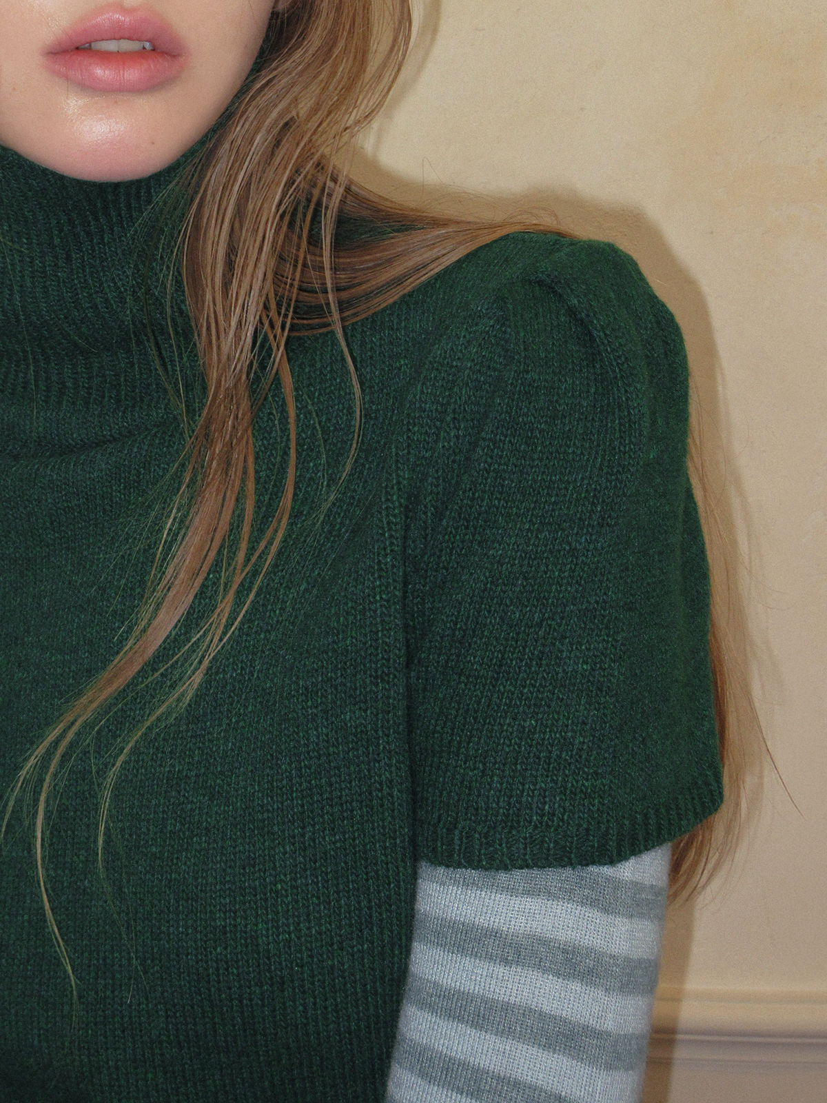 TWEE Det puff turtleneck short sleeve knit - Model styling view