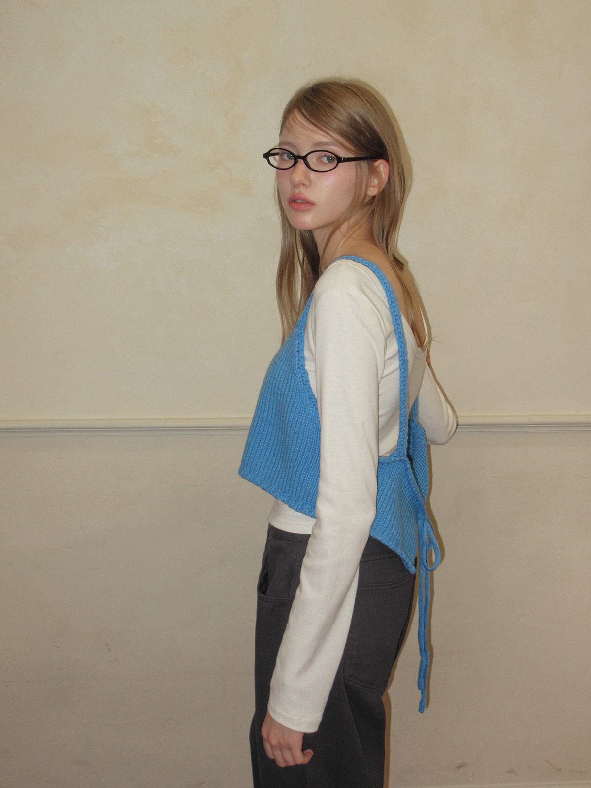 TWEE Denil loose-fit V-neck knit bustier - Model styling view