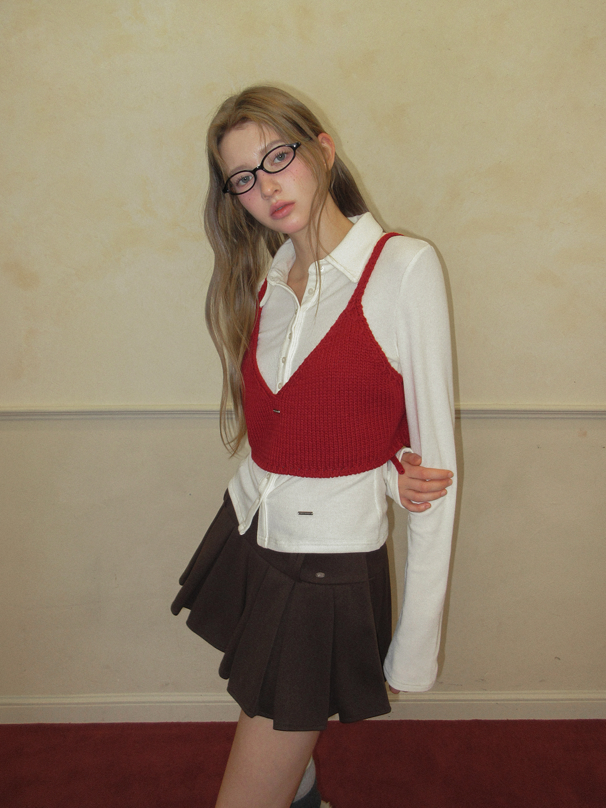 TWEE Denil loose-fit V-neck knit bustier - Model styling view