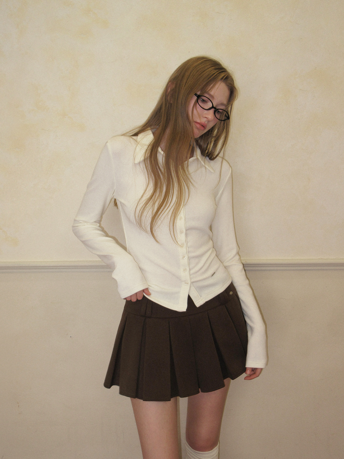 TWEE Toel basic collar long sleeve T-shirt - Model styling view