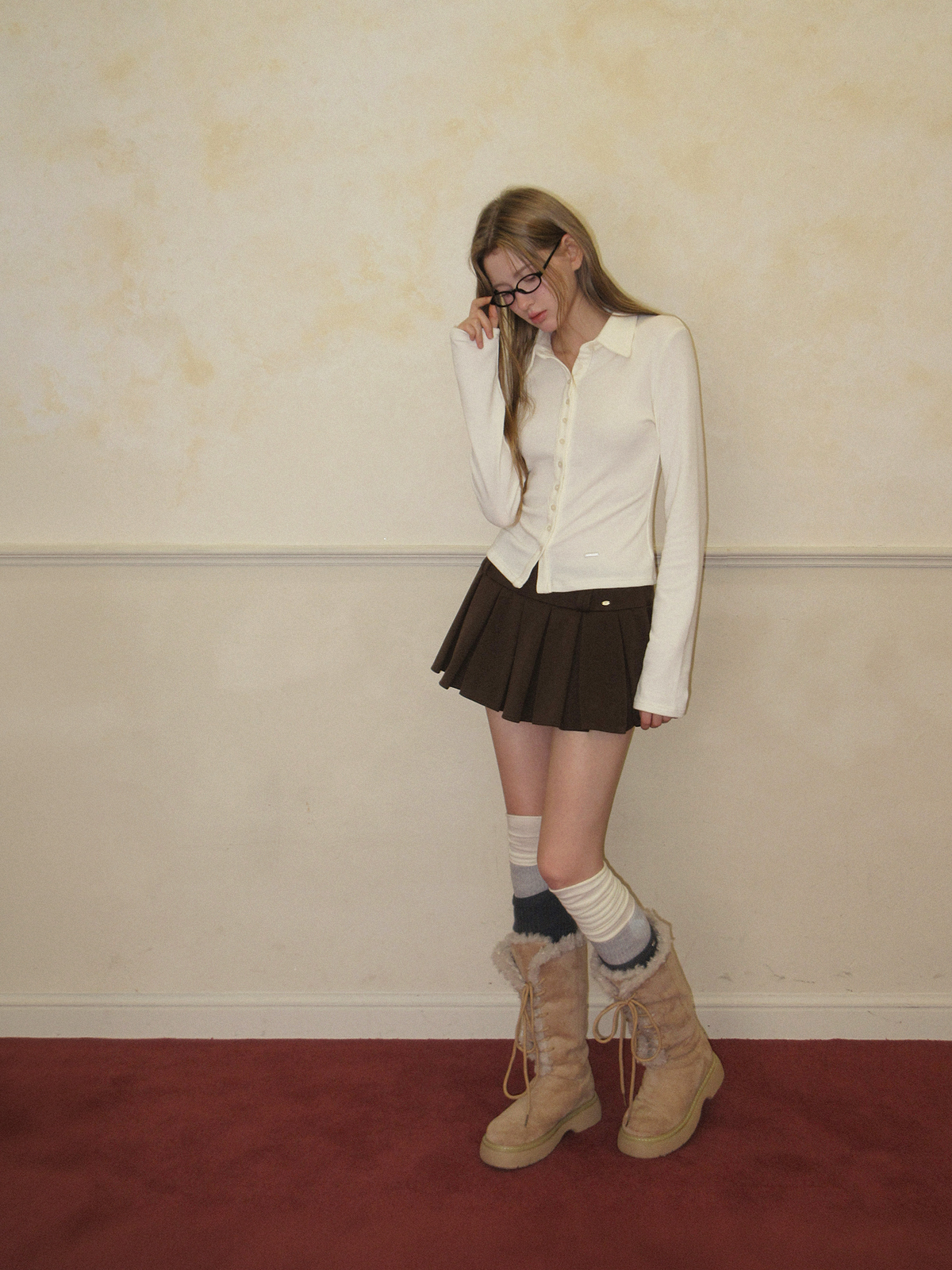 TWEE Toel basic collar long sleeve T-shirt - Model styling view