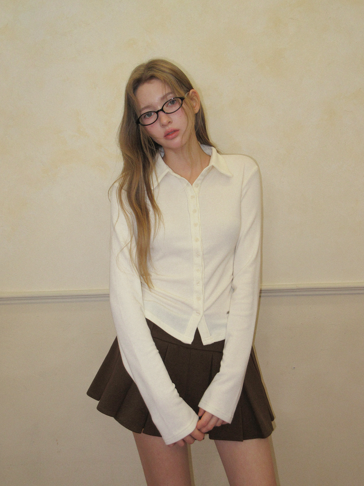 TWEE Toel basic collar long sleeve T-shirt - Model styling view
