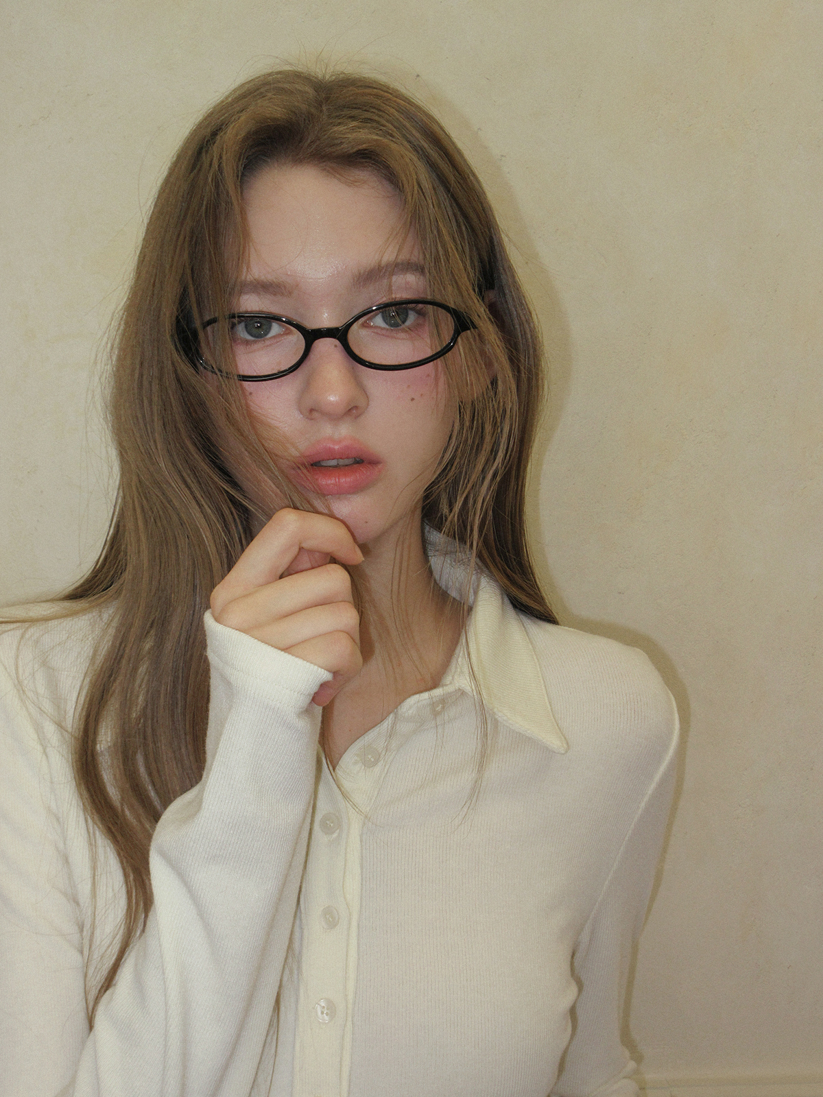 TWEE Toel basic collar long sleeve T-shirt - Model styling view